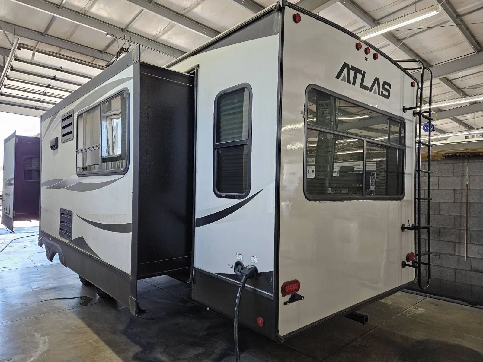 2019 Dutchmen Atlas 3302RL - Photo 4
