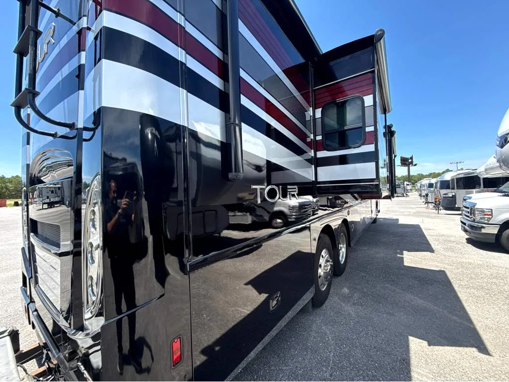 2017 Winnebago Tour 42QD - Photo 4