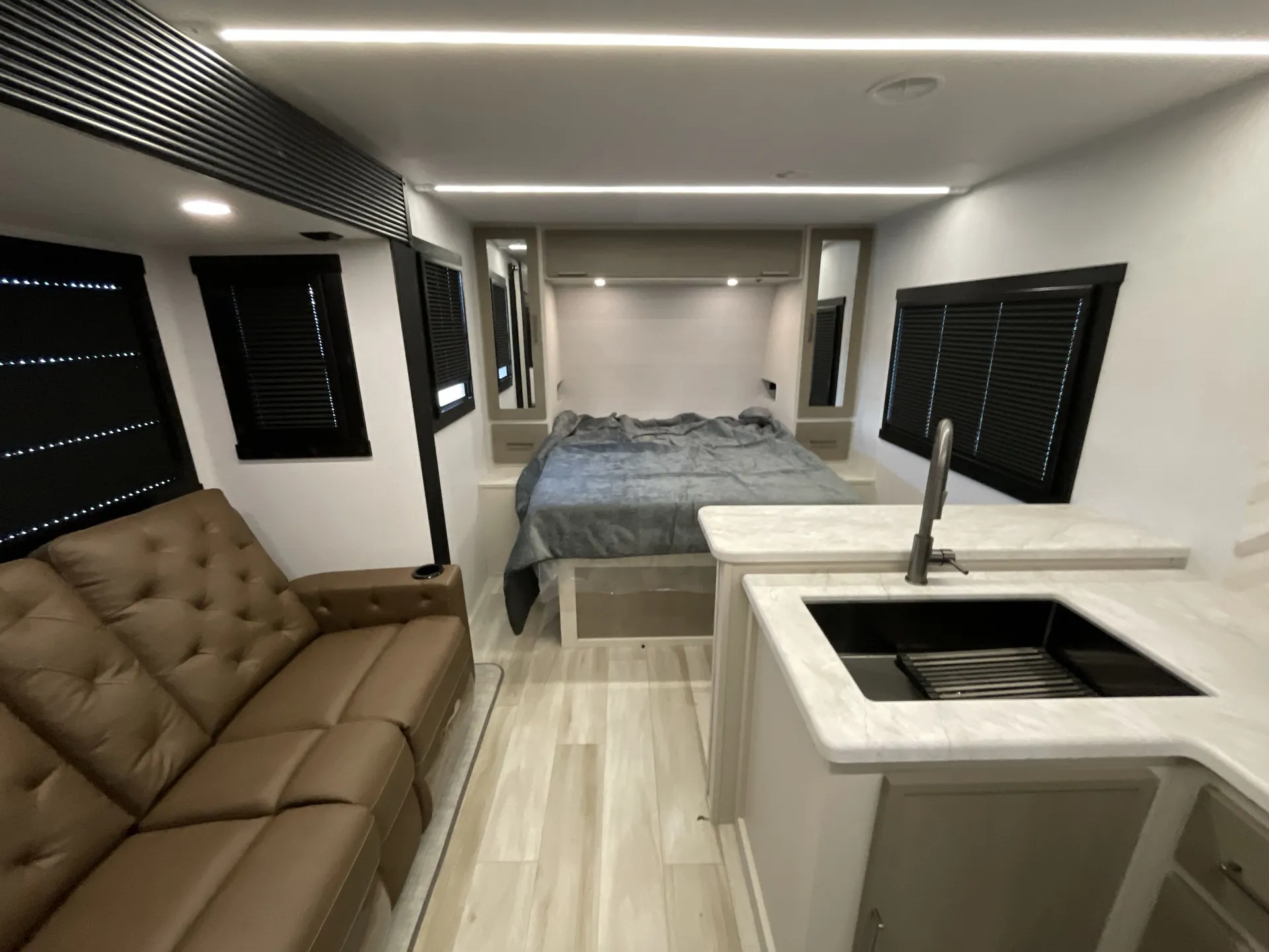 2027 Forest River Wildwood Heritage Glen Hyper-Lyte 21RBHL — living area main