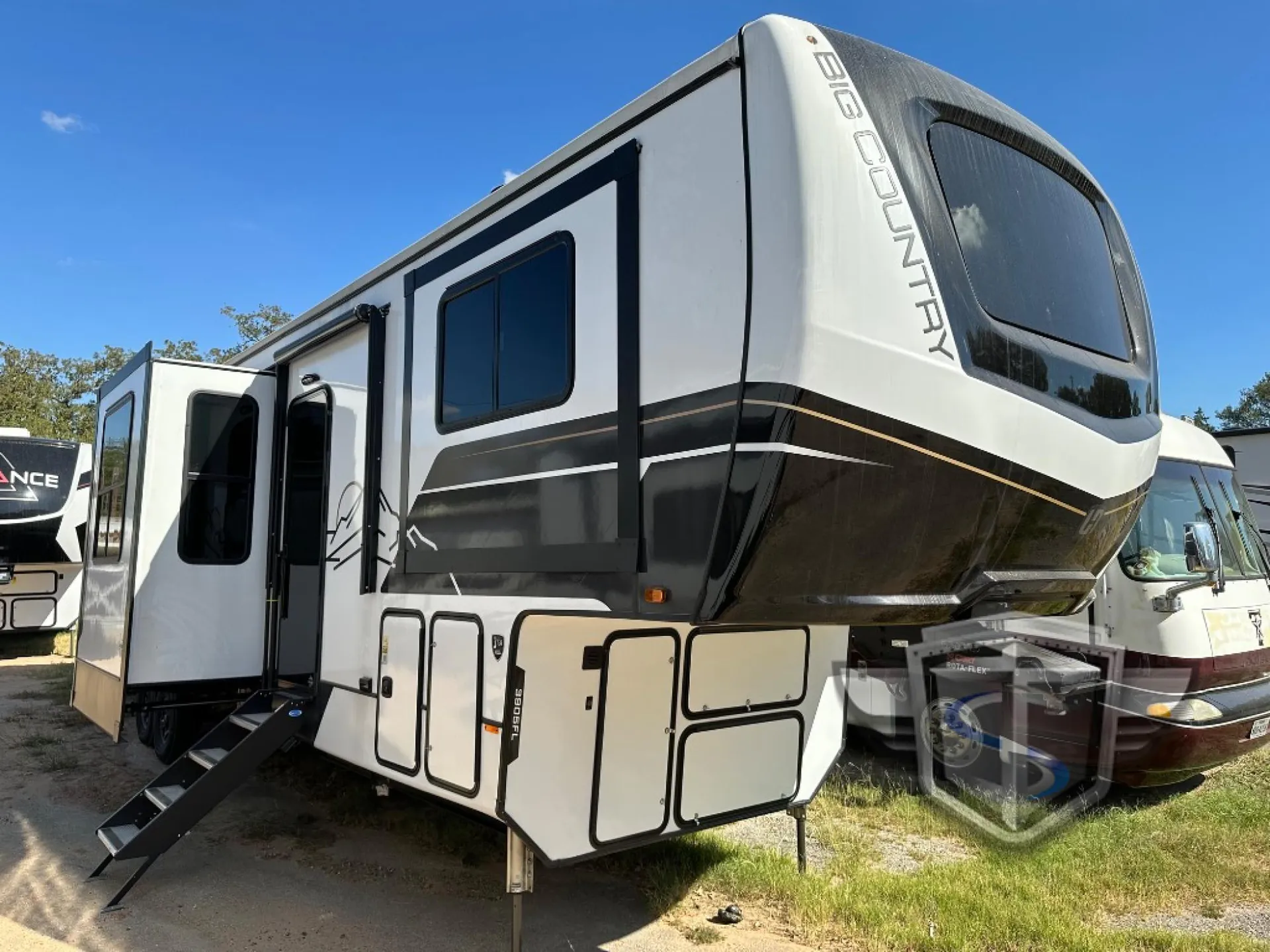 2024 Heartland Big Country 3905FL - Photo 2