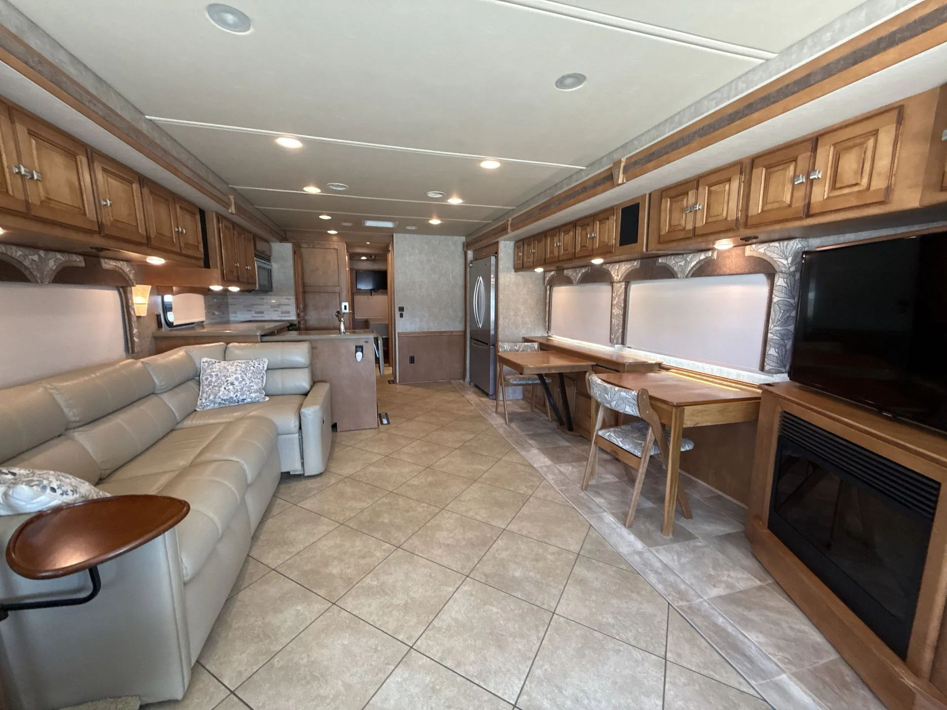 2014 Winnebago Adventurer 38Q — living area main