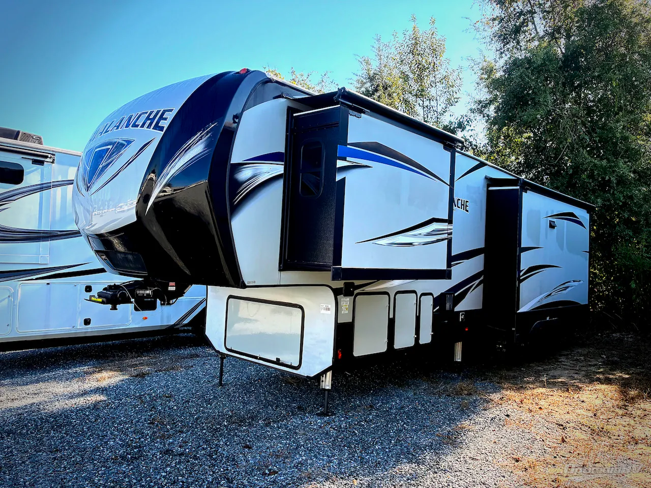 2018 Keystone Avalanche 321RS - Photo 2