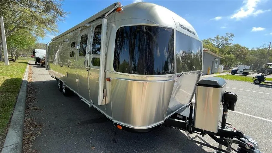 2024 Airstream Classic 30RB - Photo 2