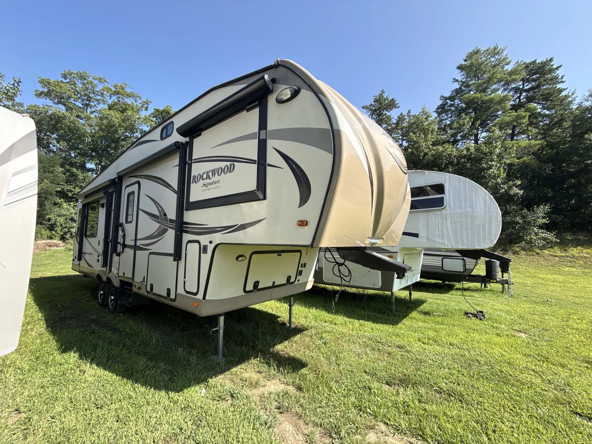 2017 Forest River Rockwood Signature Ultra Lite 8289WS — campside