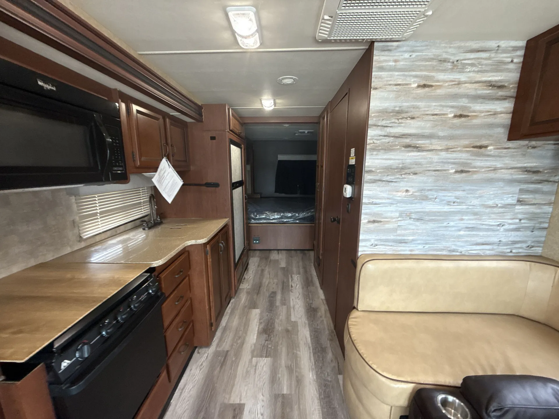 2014 Thor Motor Coach Hurricane 27K — front