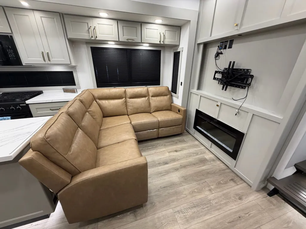 2026 Brinkley Model G 3970, Photos photo 9