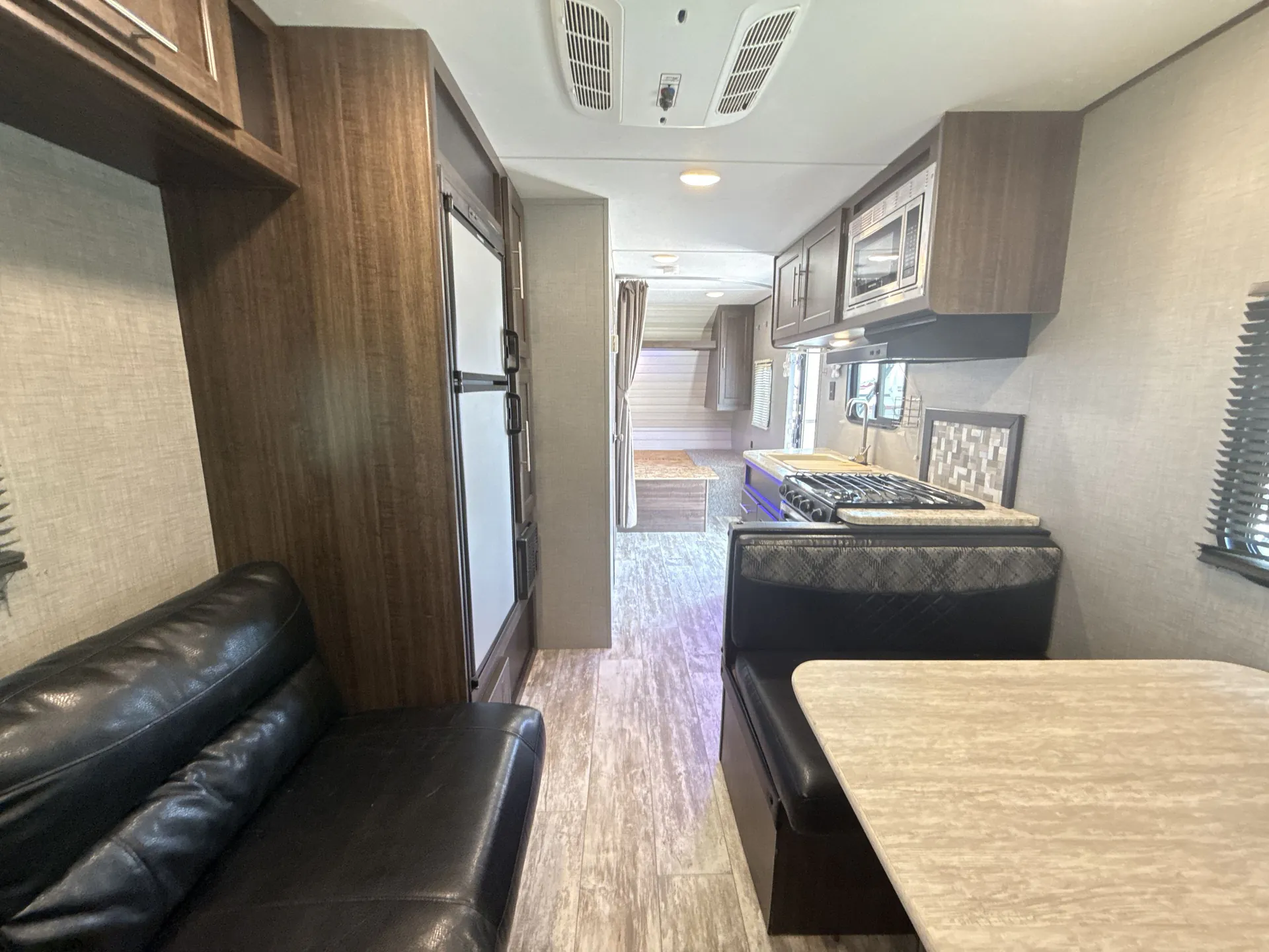 2018 CrossRoads Zinger 211RD - Photo 4