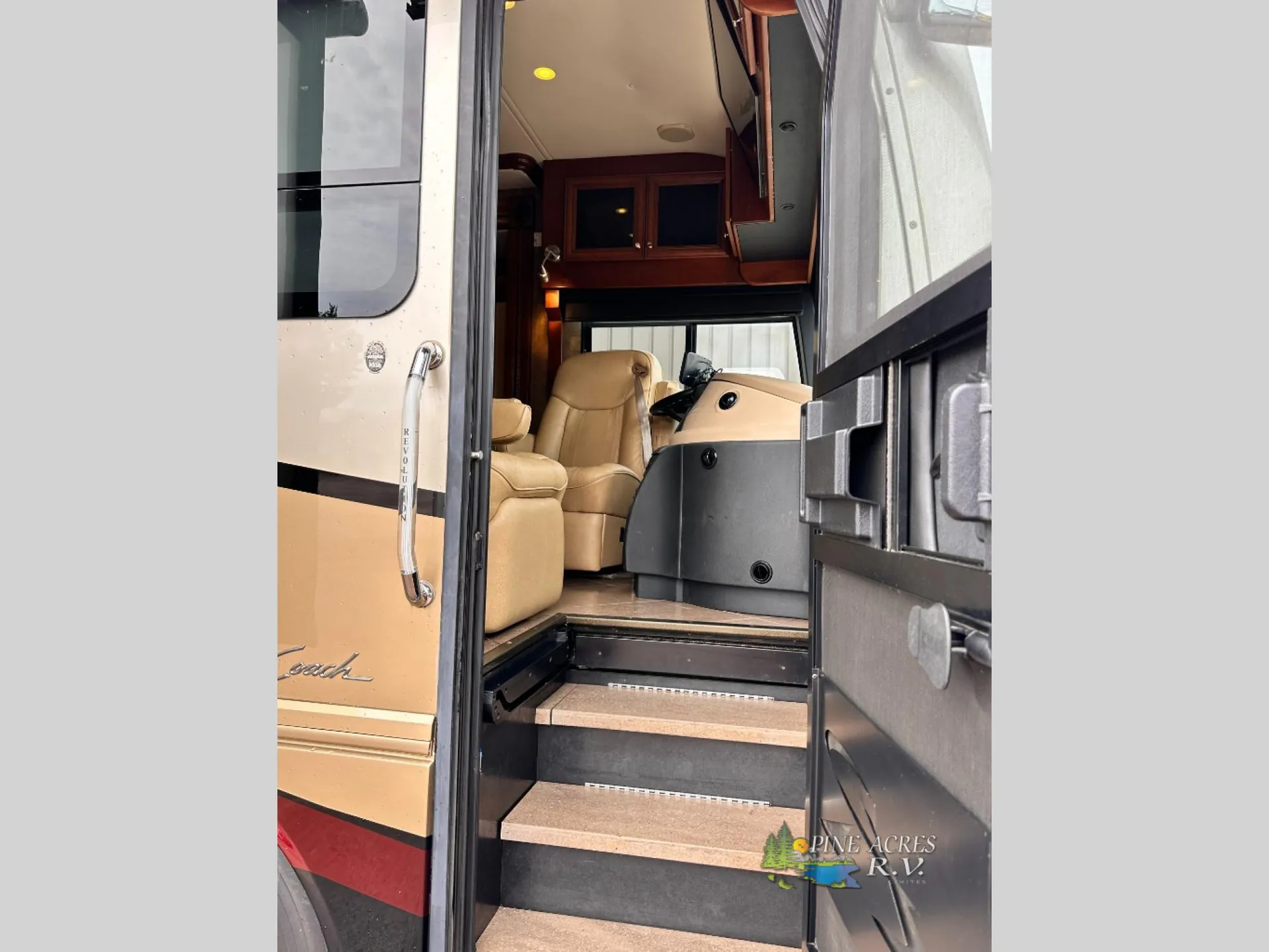 2013 American Coach American Revolution 42T - Photo 3