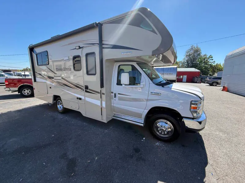2017 Winnebago Minnie Winnie 22R - Photo 4