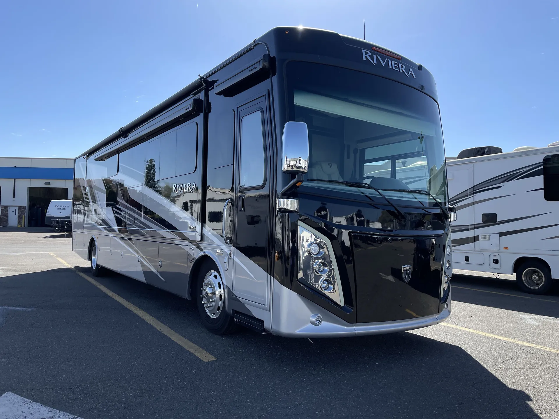 2024 Thor Motor Coach Riviera 39BH - Photo 2