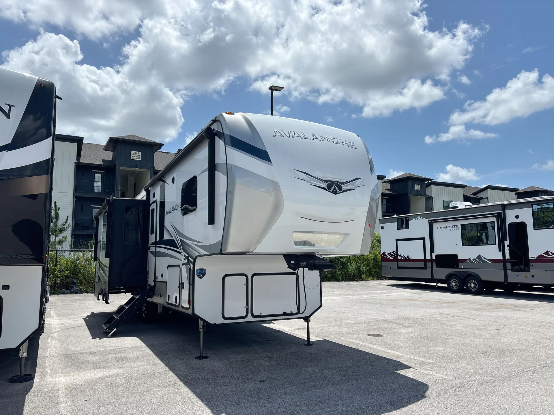 2023 Keystone Avalanche 302RS - Photo 2