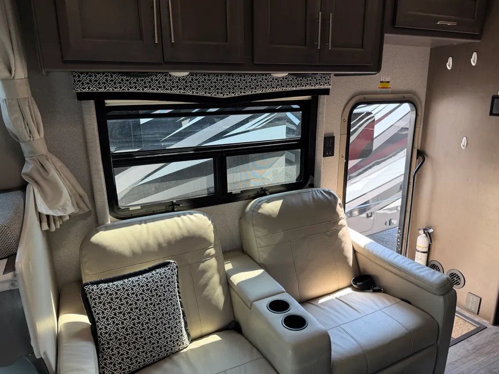 2023 Thor Motor Coach Magnitude RS36, Photos photo 8