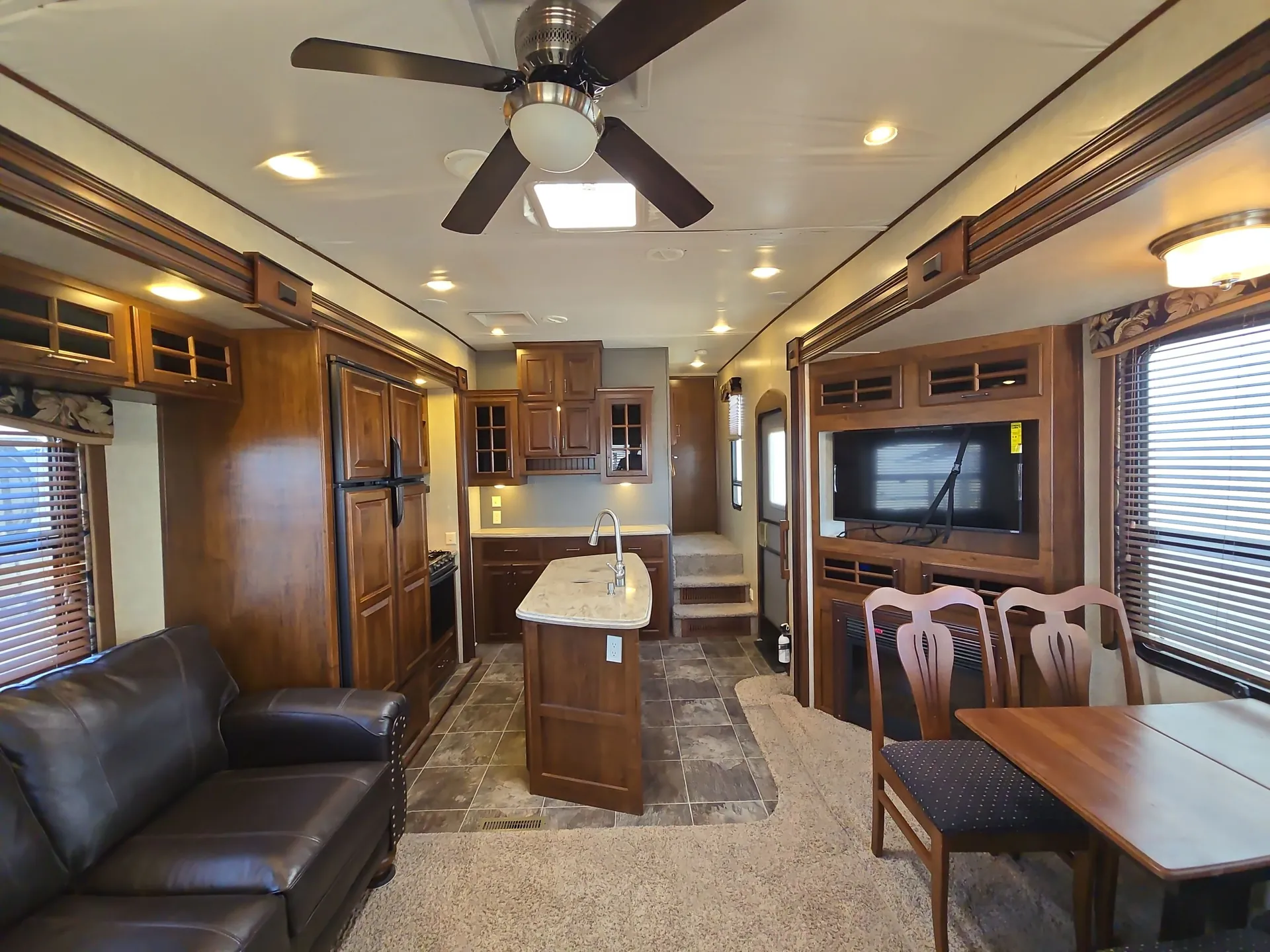 2015 Keystone Avalanche 295RL — living area main