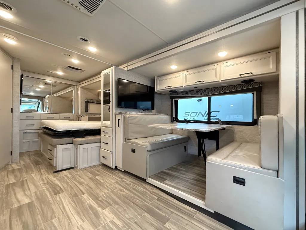 2021 Thor Motor Coach Vegas 25.6 - Photo 3