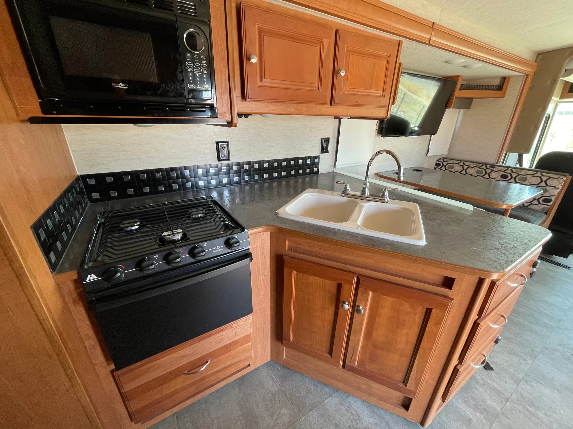 2016 Winnebago Sunstar 31BE - Photo 3