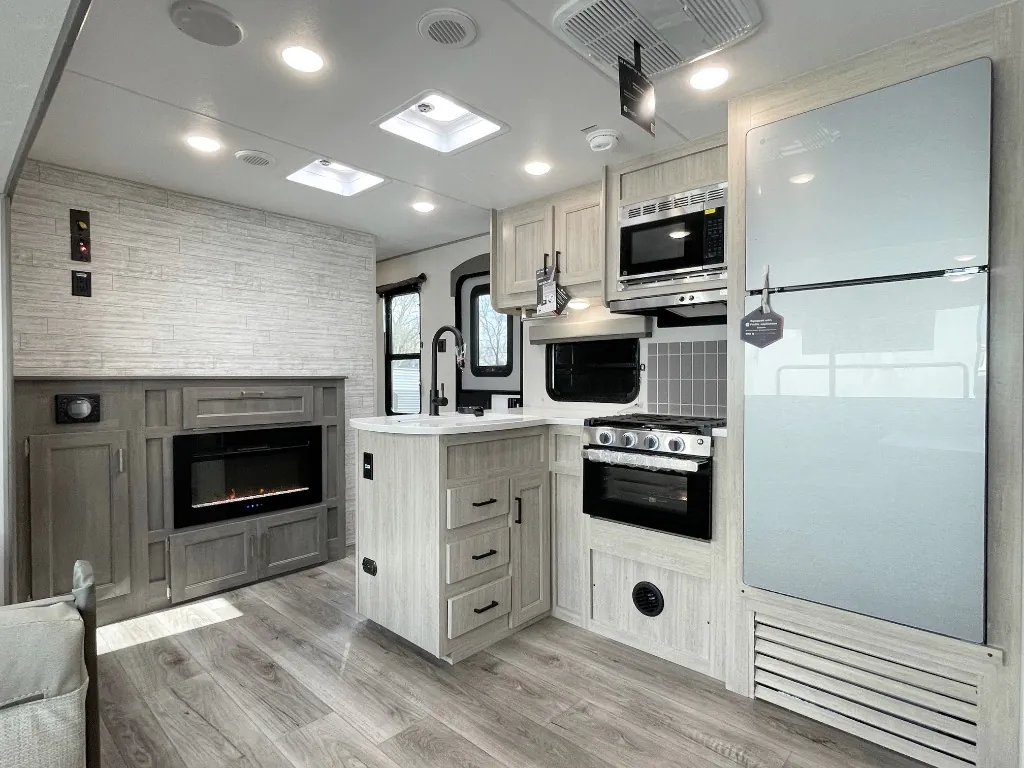 2027 Coachmen Catalina Legacy Edition 333DBDSCK, Photos photo 10