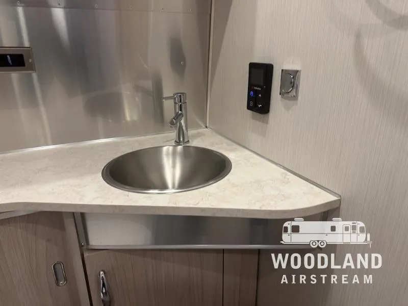 2025 Airstream Globetrotter 25FB - Photo 3