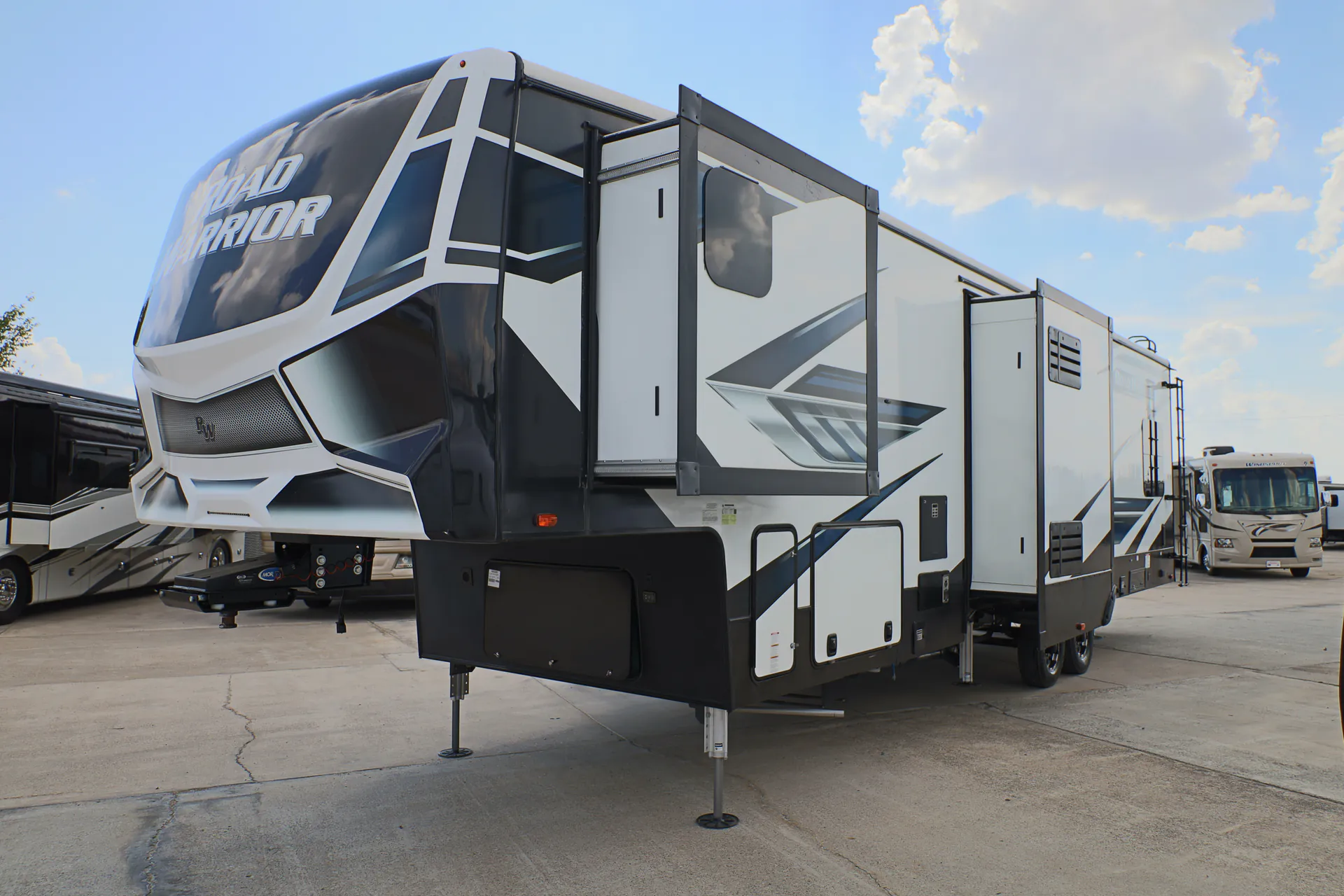 2022 Heartland Road Warrior 375 - Photo 4