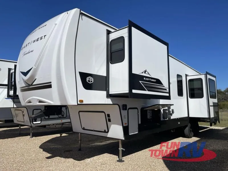 2026 East to West Tandara 388LR - Photo 3