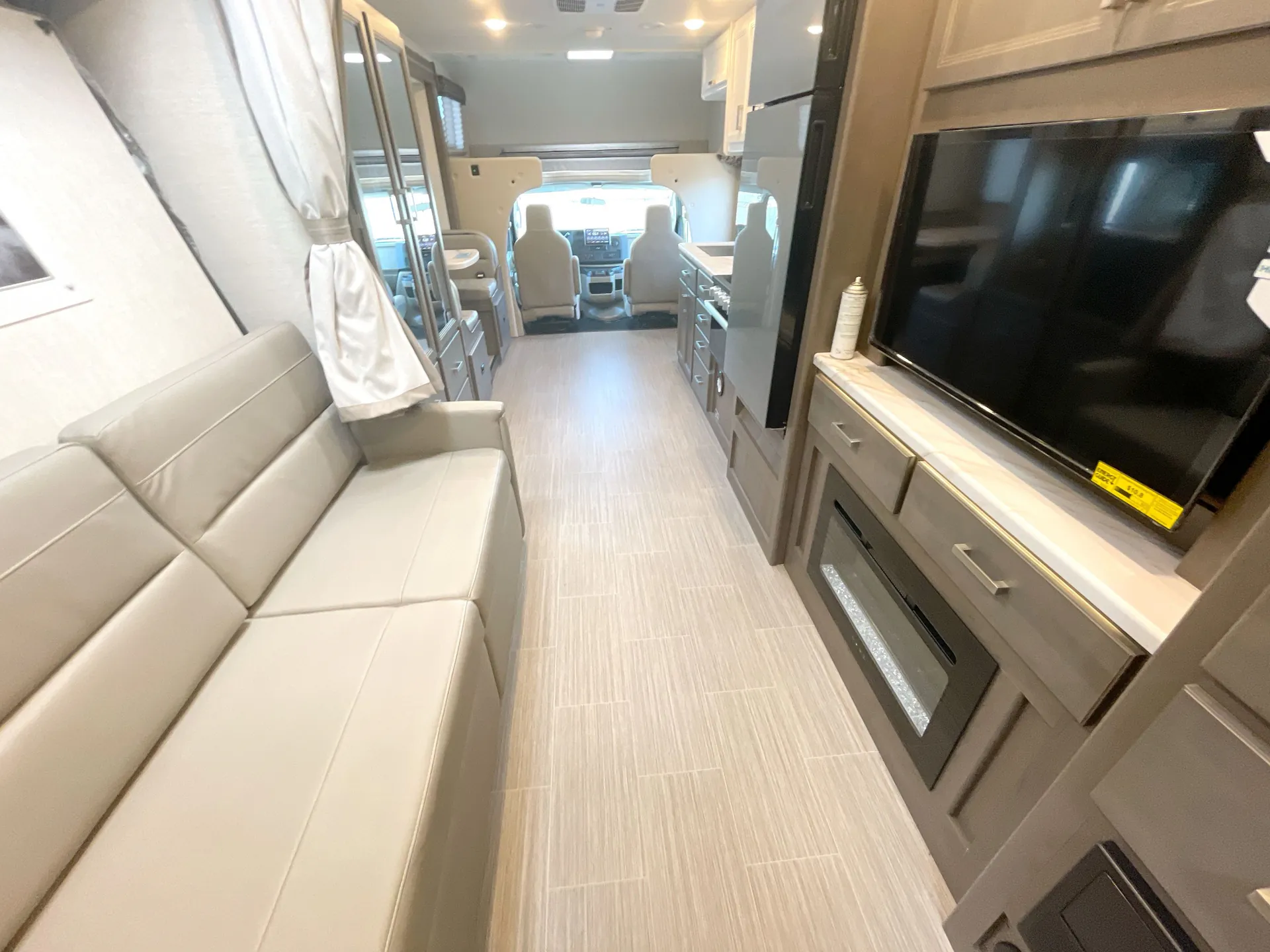2025 Thor Motor Coach Freedom Elite 27HE — living area main