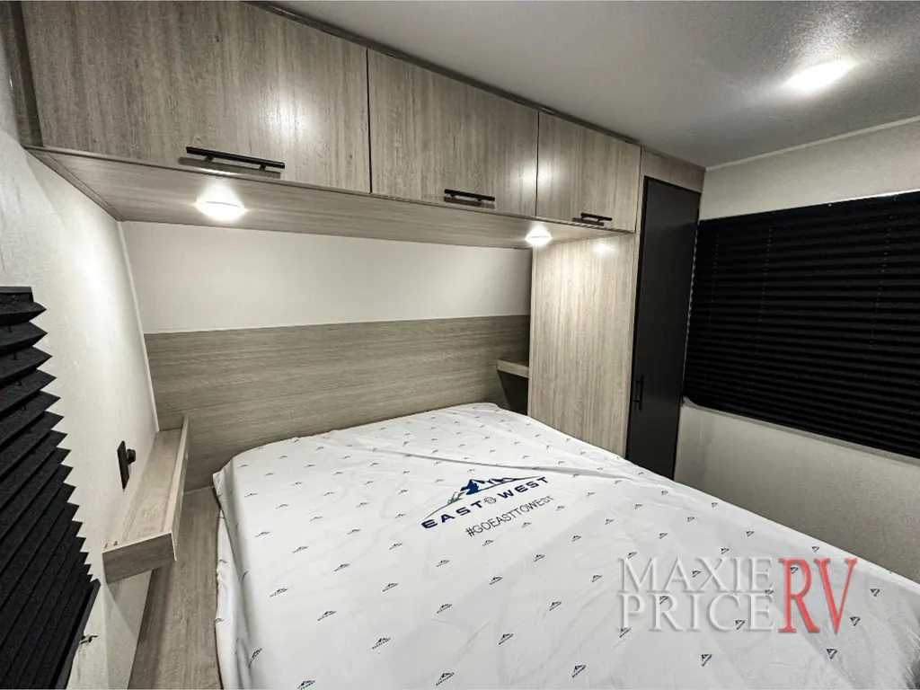 2027 East to West Della Terra 280BH, Photos photo 33