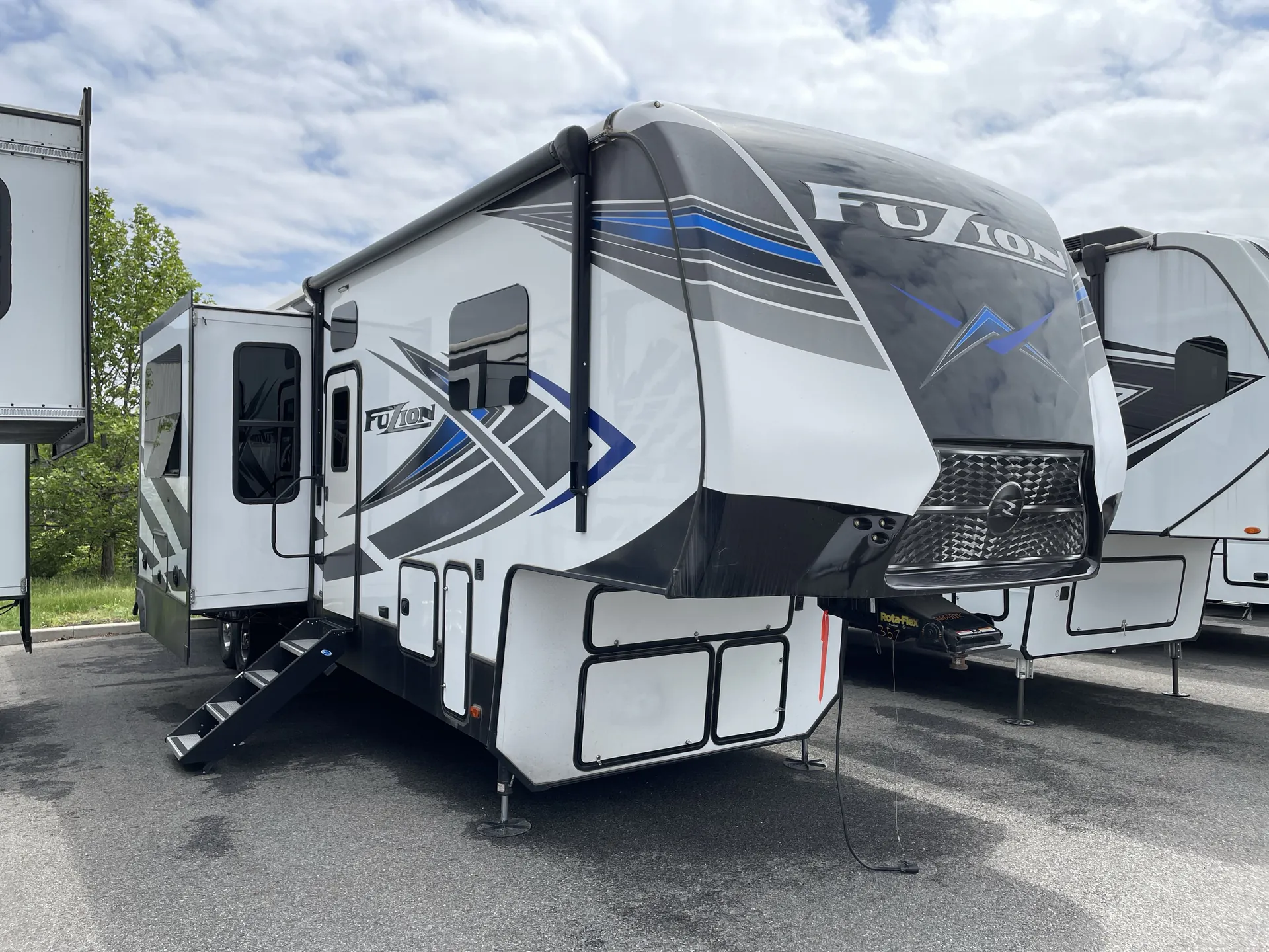 2021 Keystone Fuzion 357 - Photo 2