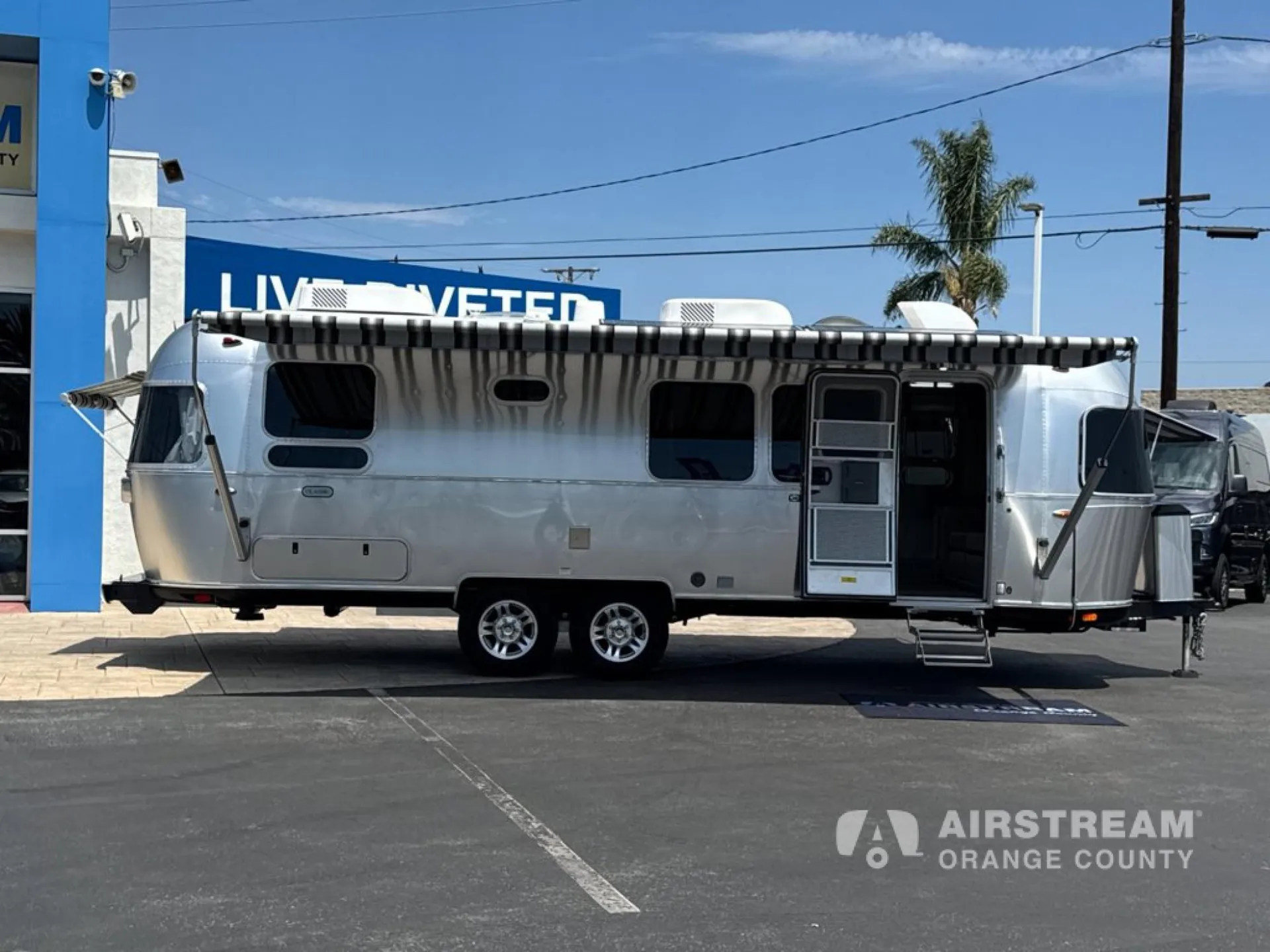2025 Airstream Classic 28RB - Photo 3