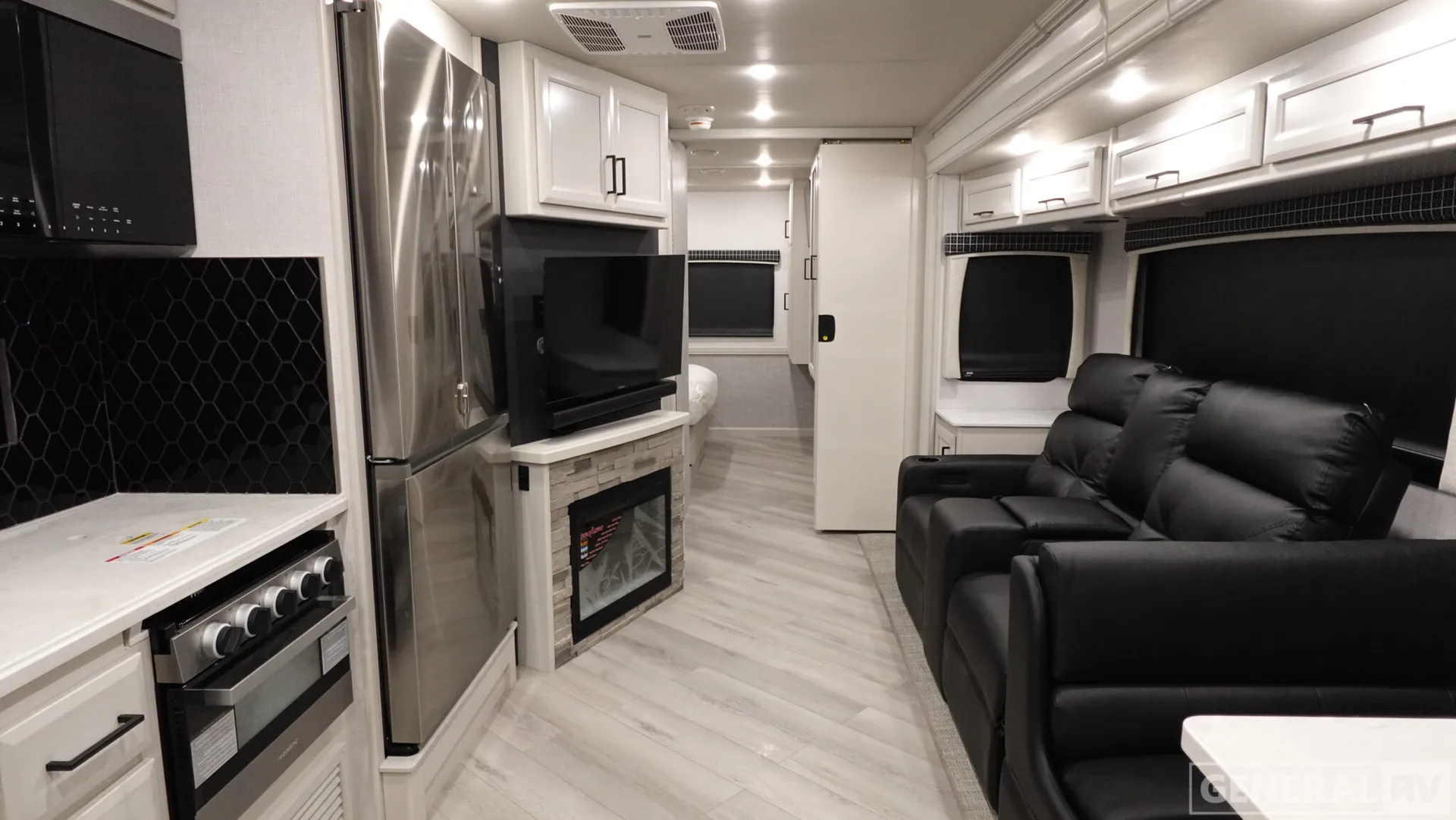2026 Holiday Rambler Vacationer 33C - Photo 3