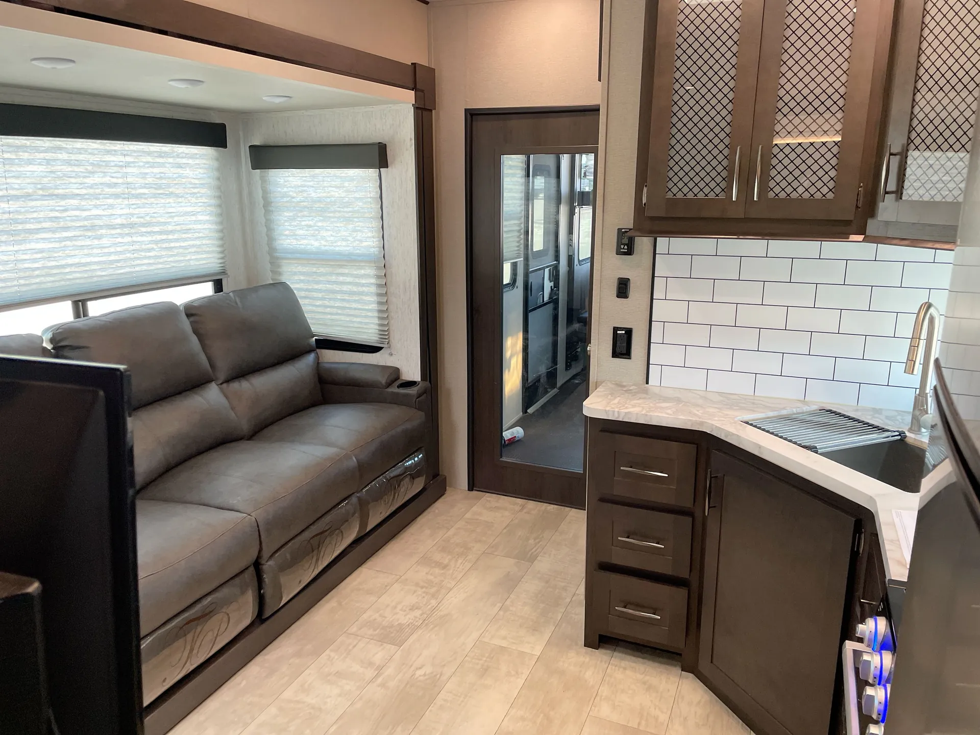 2022 Grand Design Momentum G-Class 31G — living area main