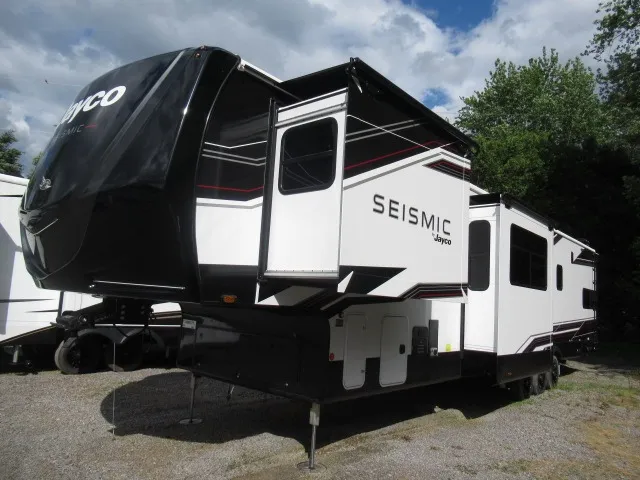 2026 Jayco Seismic 399 - Photo 4