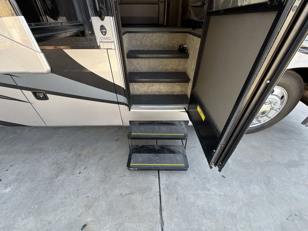 2020 Thor Motor Coach Challenger 35MQ, Photos photo 30