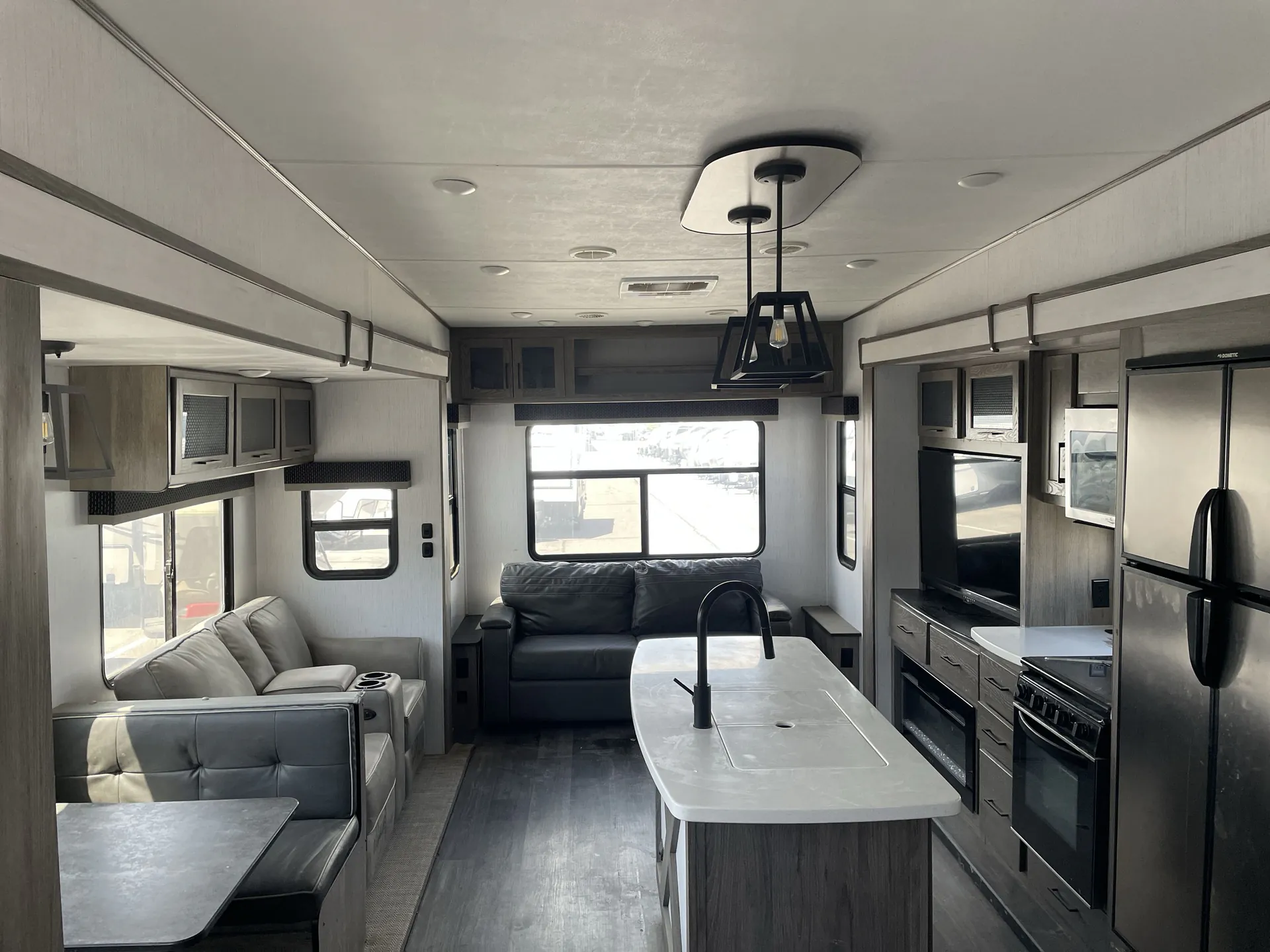2021 Heartland Elkridge 37BAR — living area main