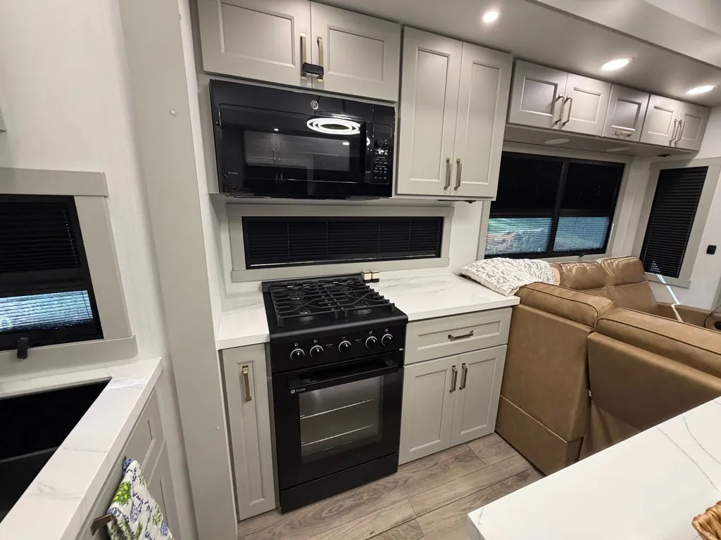 2026 Brinkley Model G 3970, Photos photo 10