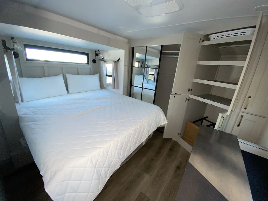 2026 Brinkley Model G 3950, Photos photo 9