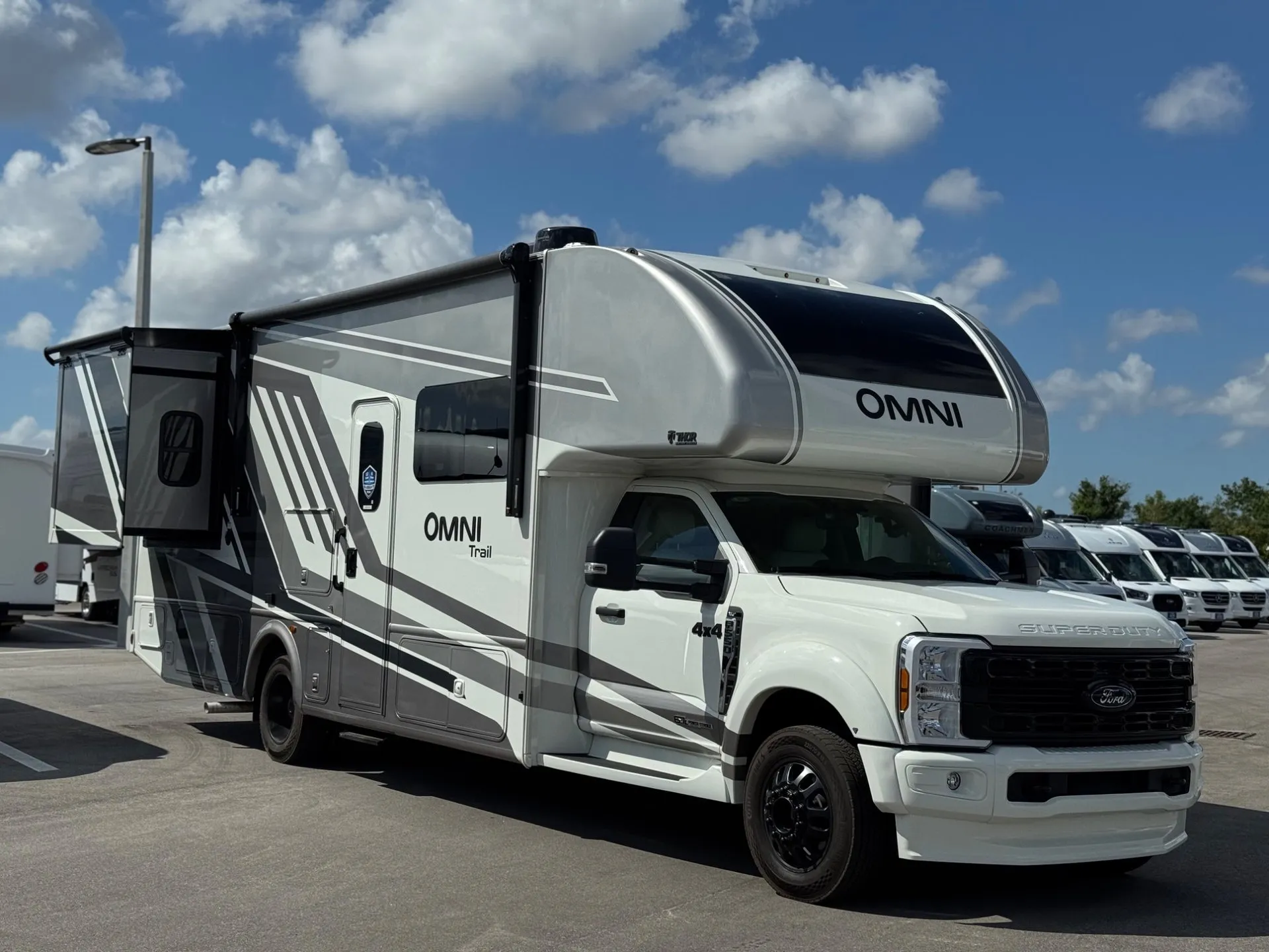 2026 Thor Motor Coach Omni Trail X32 - Photo 2