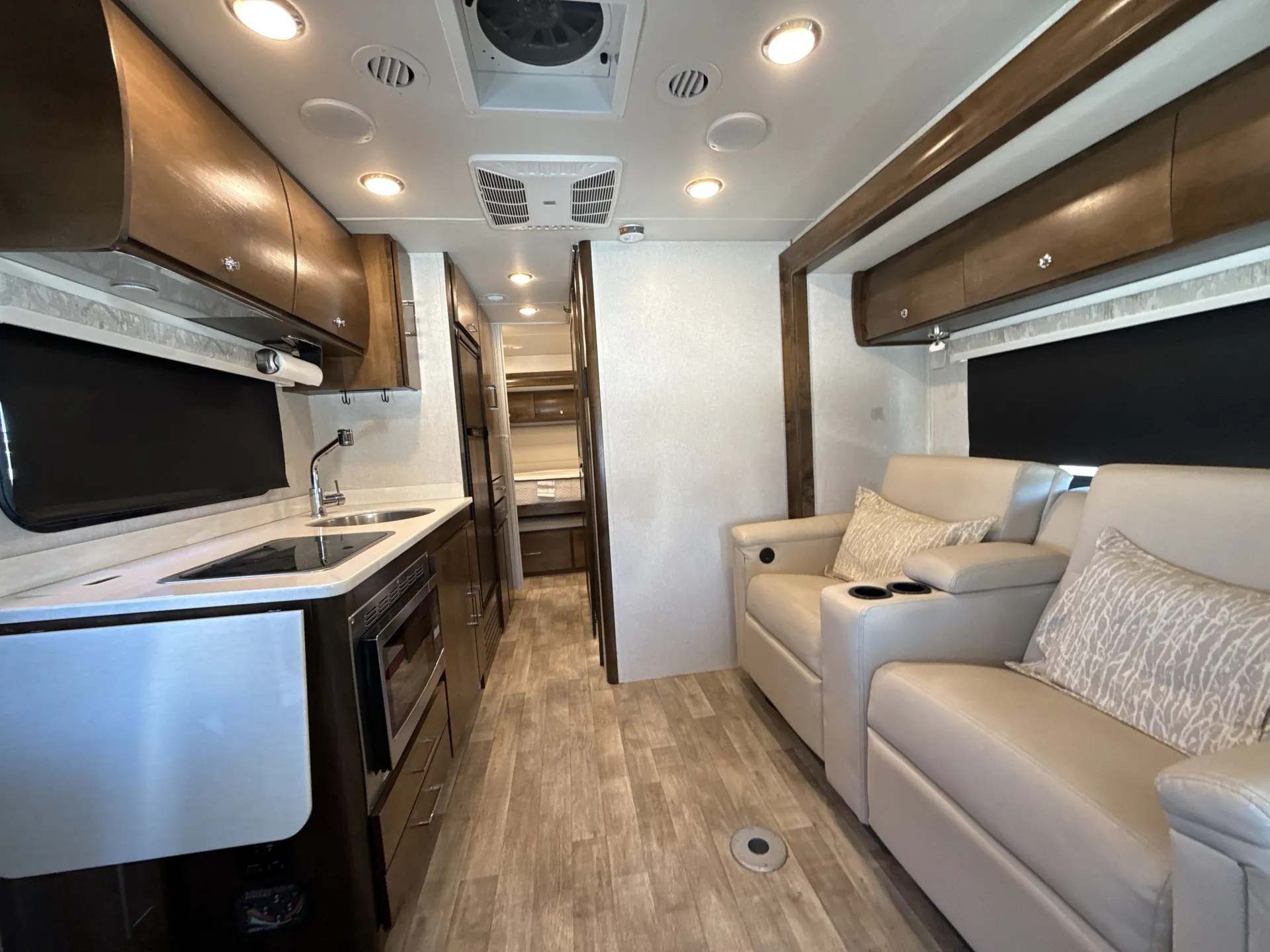 2019 Tiffin Wayfarer 25 QW — living area main