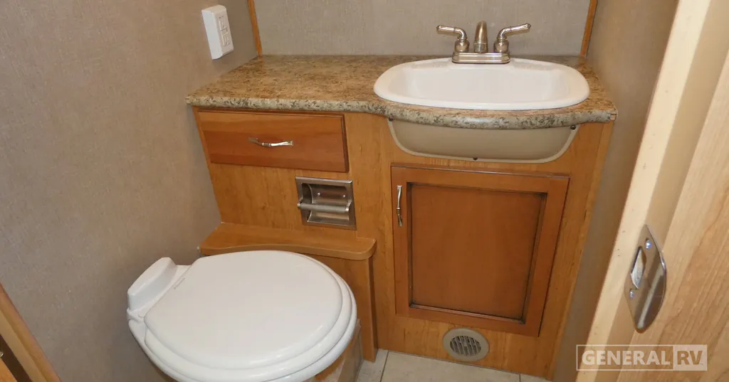 2016 Fleetwood Flair 26D, Photos photo 23