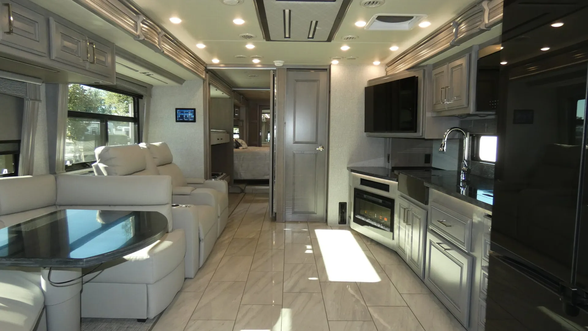 2026 Fleetwood Discovery LXE 40G - Photo 3