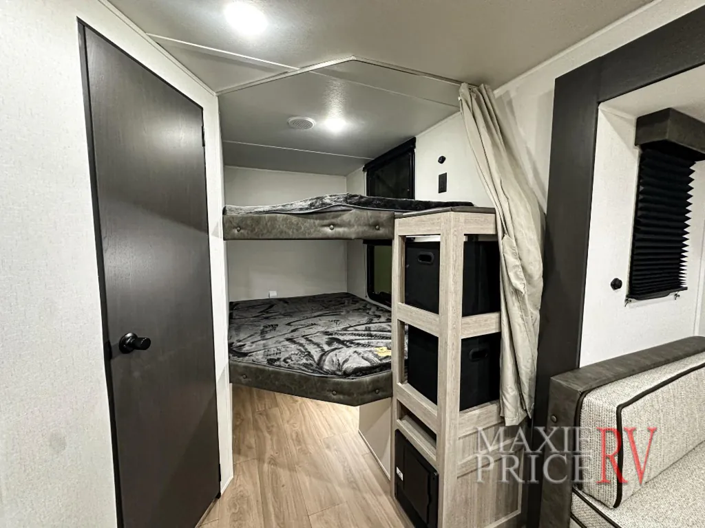 2027 East to West Della Terra 280BH, Photos photo 8