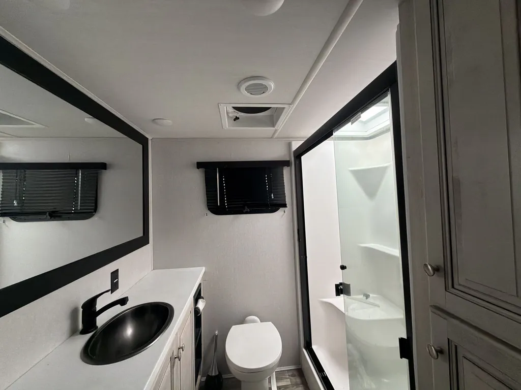 2022 Forest River Cardinal Luxury 380RLX, Photos photo 16