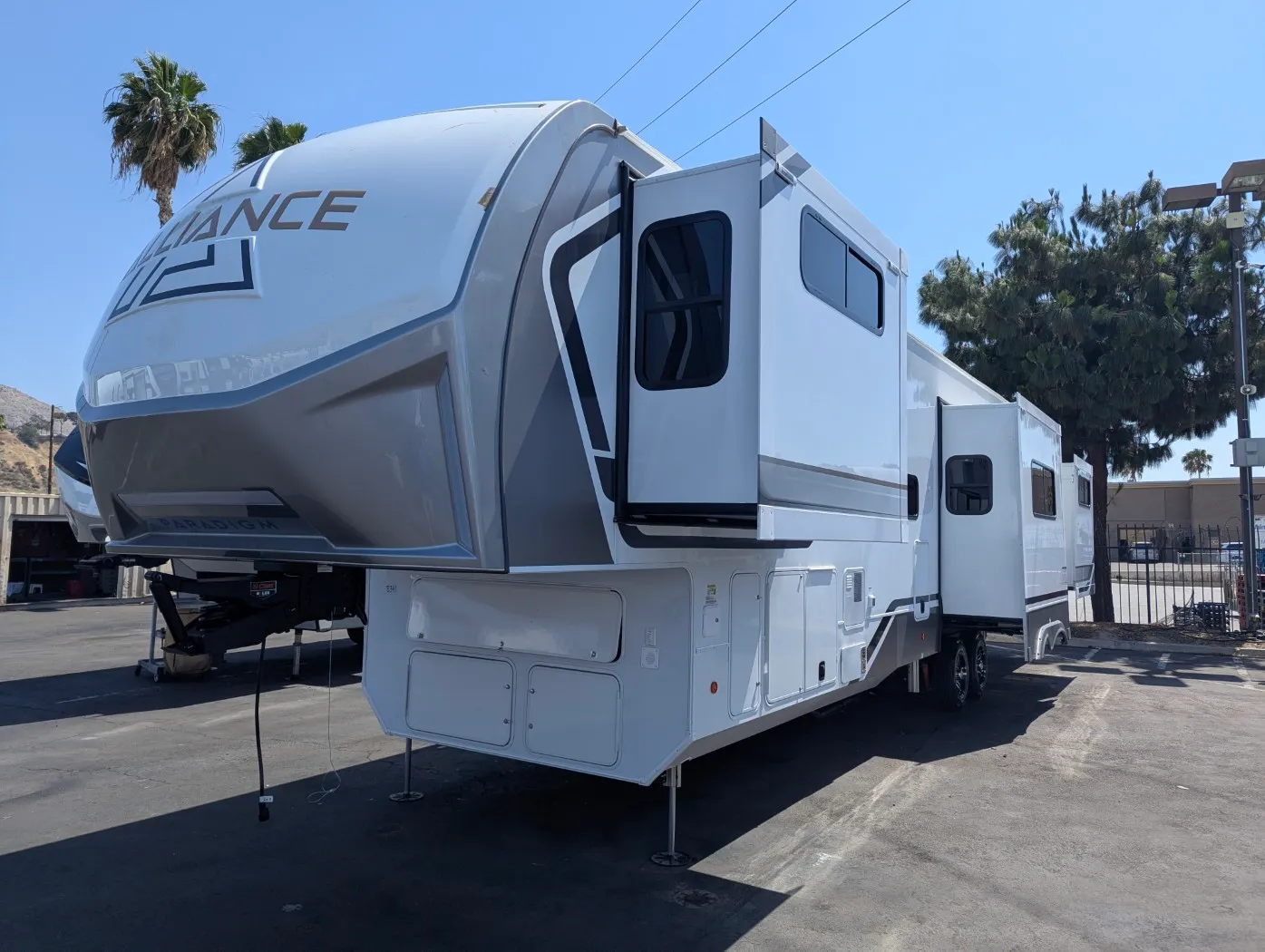 2026 Alliance RV Paradigm 395DS - Photo 4