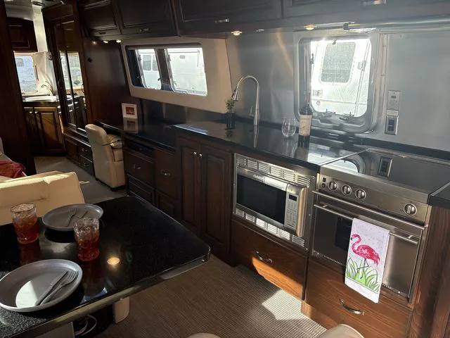 2018 Airstream Classic 33FB - Photo 4