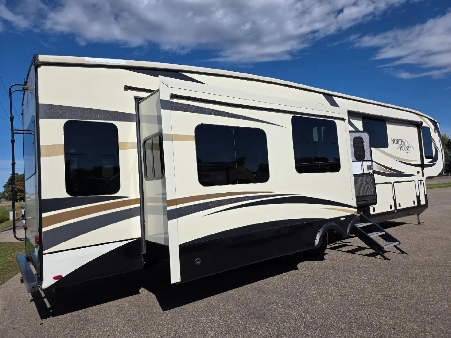 2017 Jayco North Point 377RLBH - Photo 4
