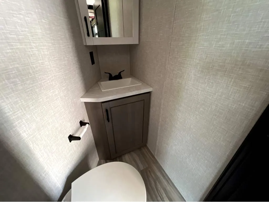 2025 Jayco Seismic Luxury Series 4113, Bathroom photo 3