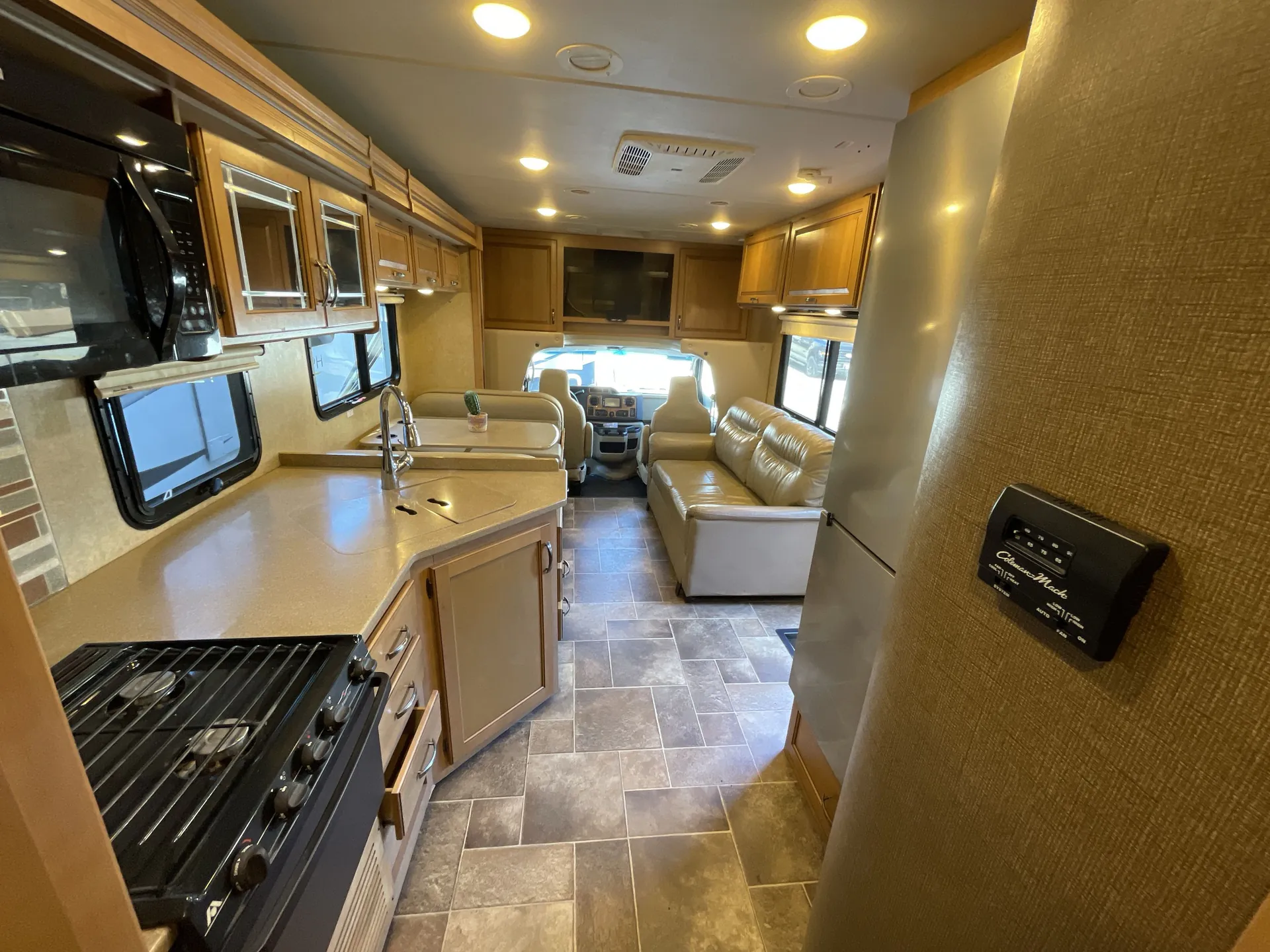 2016 Thor Motor Coach Chateau 31W — living area main