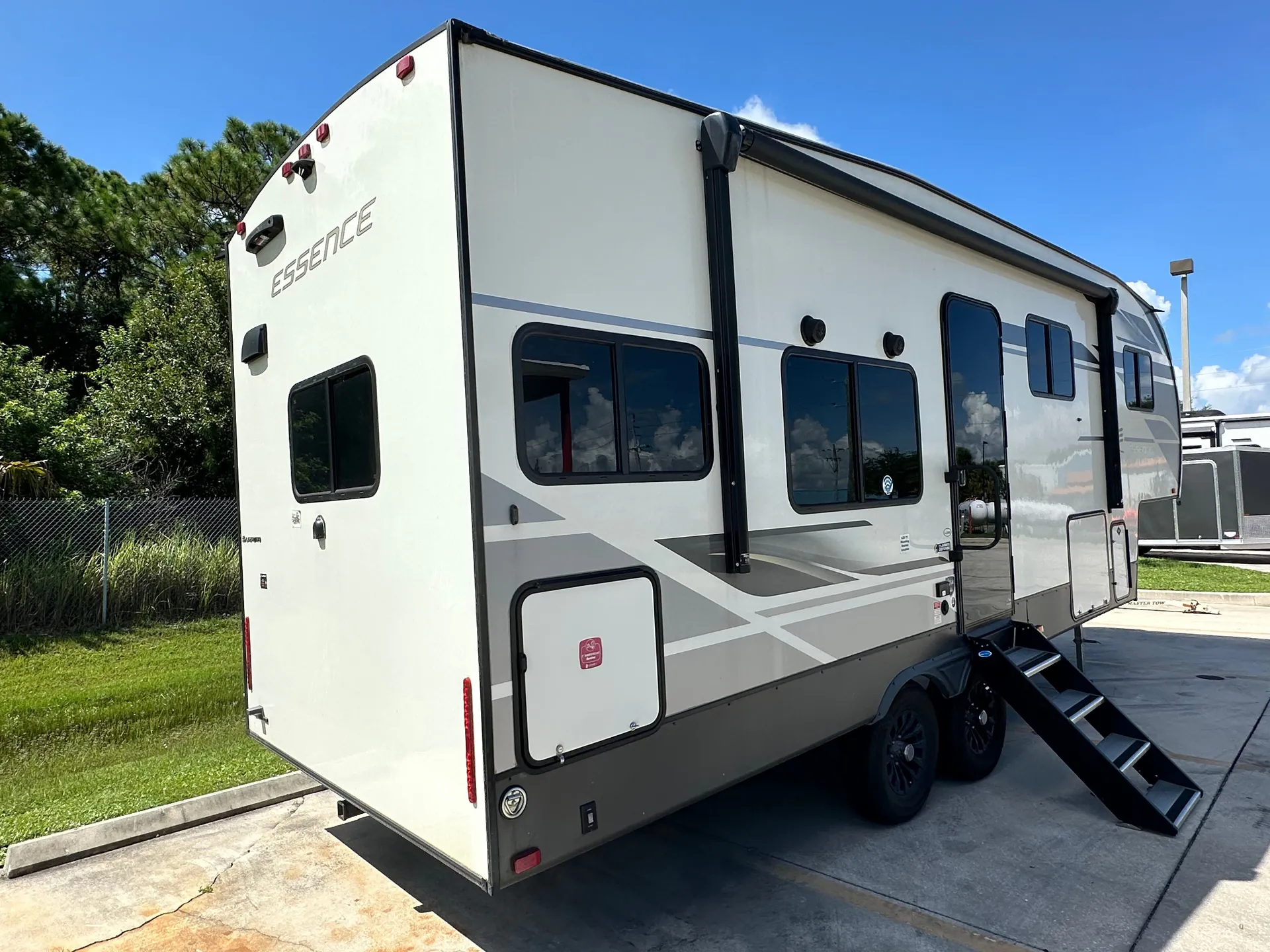 2024 Cruiser RV Essence E-25RK - Photo 3