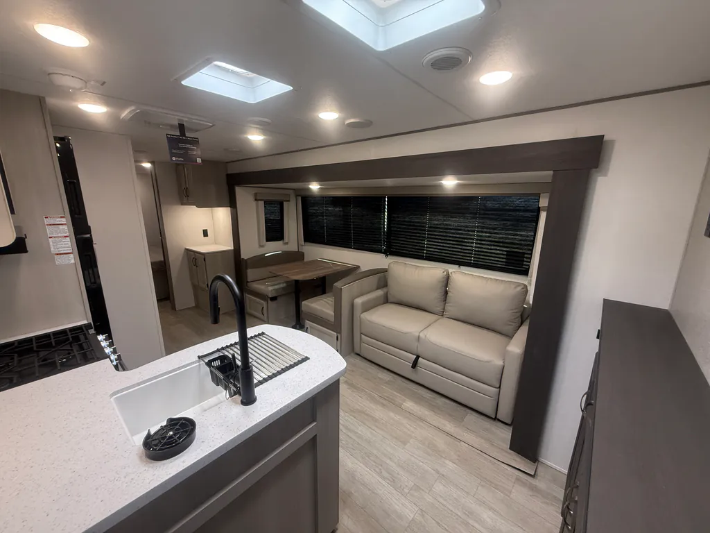 2027 Coachmen Catalina Legacy Edition 333DBDSCK, Photos photo 11
