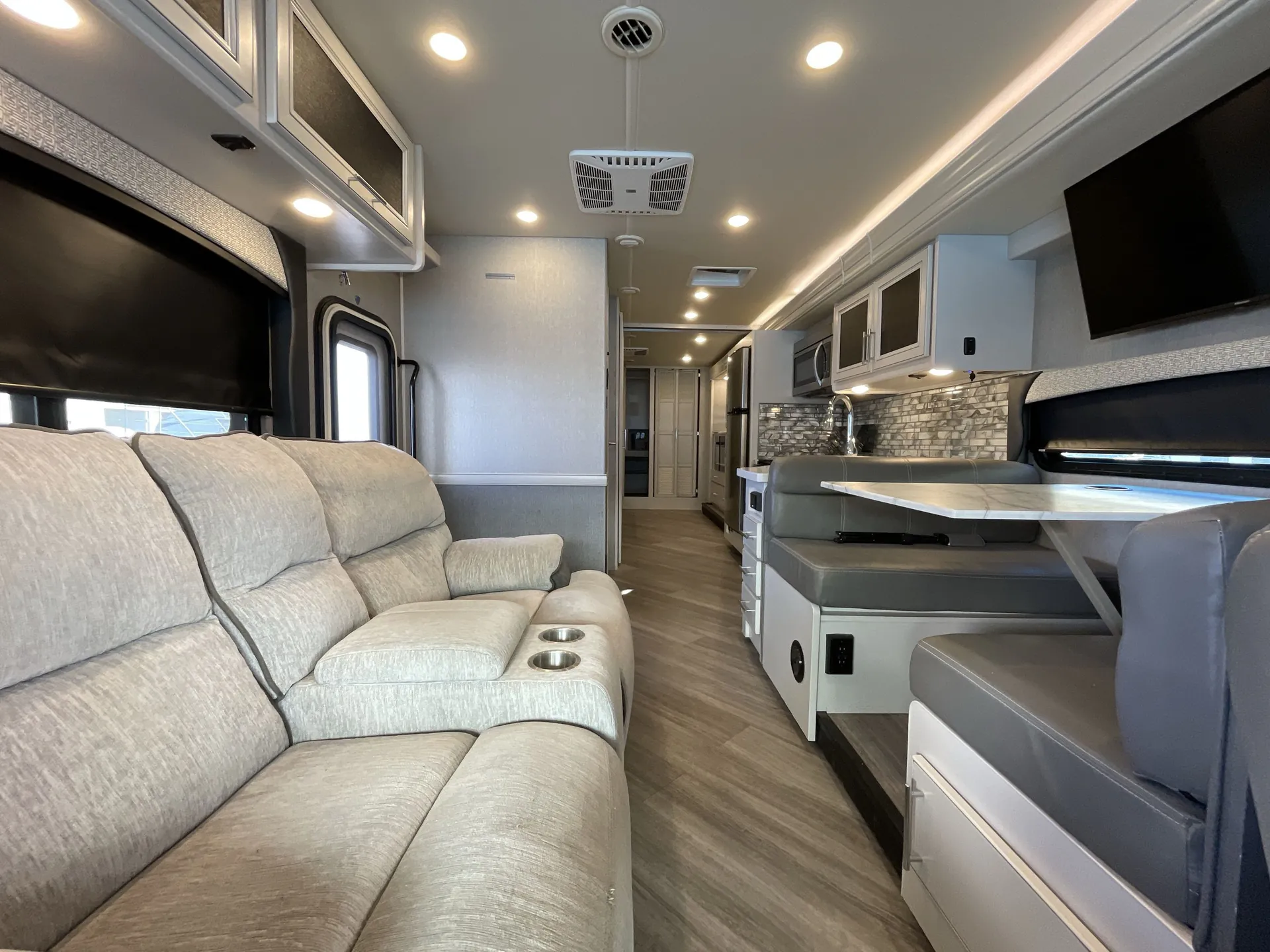 2022 Fleetwood Fortis 32RW — living area main