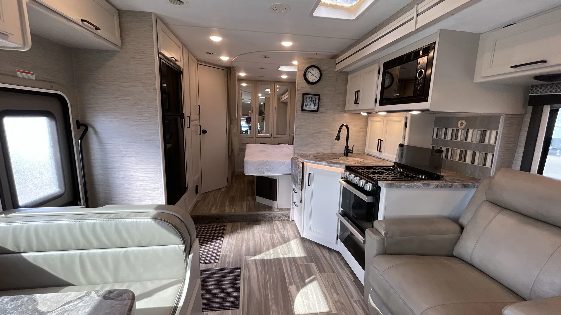2022 Thor Motor Coach Four Winds 27R — living area main