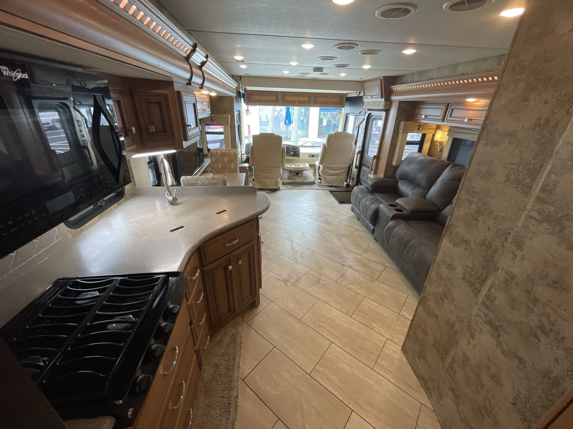 2017 Newmar Bay Star 3333 — living area main